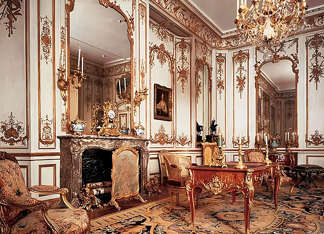Salon d'antiquités : mobilier ancien, pendule et tableaux